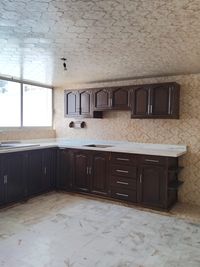 Cocina integral de madera con barra amplia