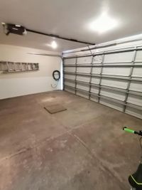 Cochera techada con portón eléctrico del edificio en venta en la Colonia Villa Hogar, Toluca.