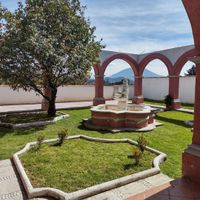 Patio con fuente y arcos del rancho en venta en Atlacomulco